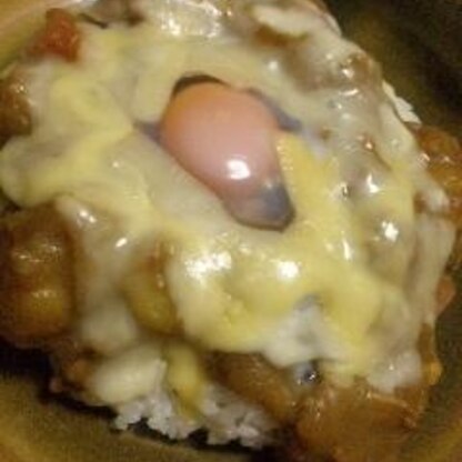 玉子はかなり生状態でいただきました。黄身がとろとろでカレーと合わさって、まろやかでした♪